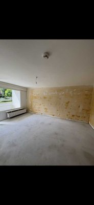 Teilsanierte 3-Zimmerwohnung im Erdgeschoss mit Balkon
