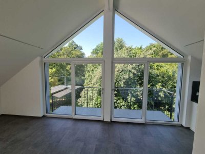 Lichtdurchflutete Dachwohnung neuwertig