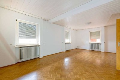 Hahn: Einfamilienhaus und großem Nebengebäude