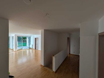 Maisonette-Wohnung (EG/UG) mit großem Garten in Aubing