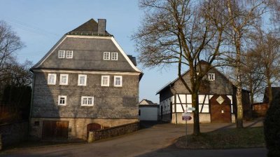 Stattliches Wohnhaus mit Lebensmittelmarkt und vermietetem Nebengebäude mit Weinladen in Fern