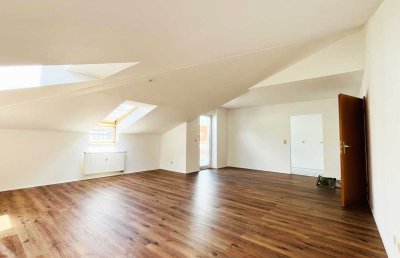Renovierte 2-Zimmer-DG-Wohnung mit 2 Balkonen | sofort bezugsfrei