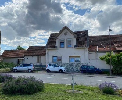 renovierte Erdgeschosswohnung 3 ZKB 90 QM mit Garten und KFZ Stellplatz