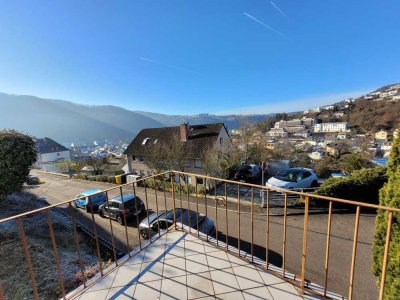 Erstbezug nach Sanierung: 3-Zimmer Wohnung in Aussichtslage mit Balkon, Einbauküche und Gartenanteil