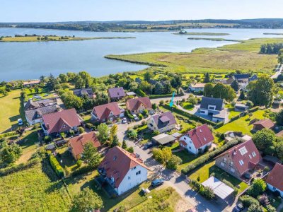 Sehnsuchtsort Usedom. Modernes Landhaus mit zwei Wohnungen und Seeblick.