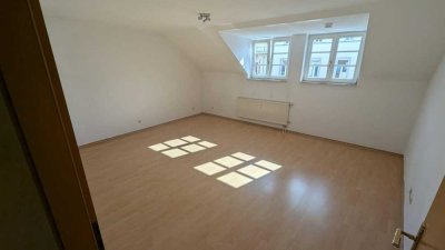 1-Raum-DG-Wohnung mit EB-Küche, Aufzug, TG-Platz, ab 01.08.2025 zu vermieten
