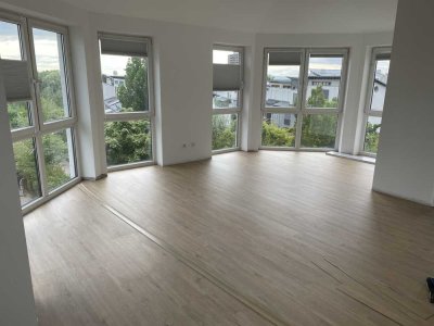 neu renovierte DG-Wohnung mit zwei Dachterrassen