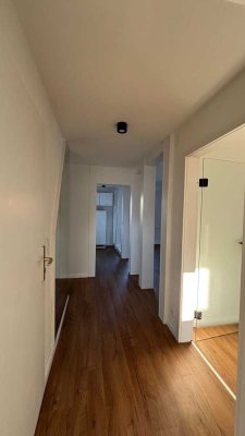 65 qm sanierte DG-Wohnung incl. EBK, Waschraum & Dachboden zu vermieten