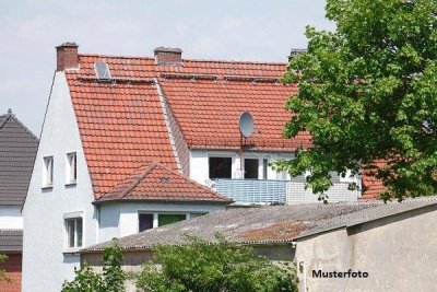 Reihenhausanlage mit 8 Häusern und 8 Stellplätzen