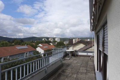 Schöne, helle Wohnung mit großer Dachterrasse