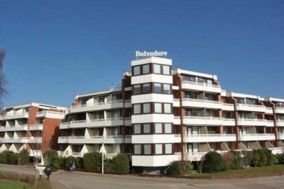 Helle 3-Zimmer-Wohnung mit zwei Balkonen und seitlichem Meerblick