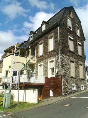 Traben-Trarbach/OT Traben: Renovierungsbedürftiges Reihenendhaus mit Freisitzen und Stellplatz