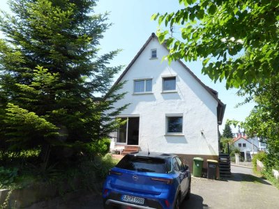 2-Familienhaus mit Ladenfläche, 2 Garagen, 3 PKW-Stellpl., großer Garten