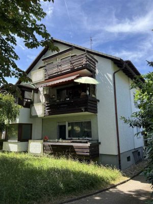 NEU!  Gut vermietetes 6-Fam.-Wohnhaus mit 4 Garagen und 1079 m² Grdst. in Pfinztal!