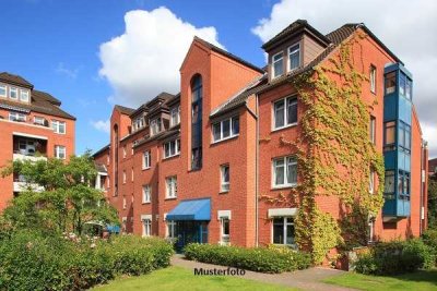 Wohn-/Geschäftshaus und Wohnhaus mit Nebengebäude