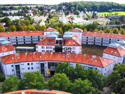 Helle 2-Zimmer-Wohnung mit separater Küche in bester Lage direkt am Rennplatz. Frei.