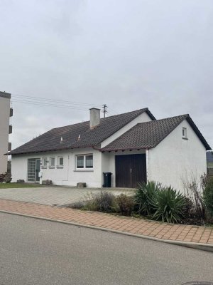 Freistehendes Einfamilienhaus mit viel Potential in toller Aussichtslage