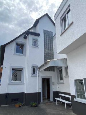 Familienfreundliche 3-Zimmer-Altbauwohnung in Feldrandlage: Einbauküche, Stellplatz und Gartenanteil