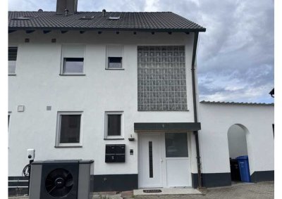 Helle 3-Zimmer-Wohnung mit großem Balkon, Garage und zwei Stellplätzen in Großschwarzenlohe