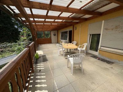 Mehrfamilienhaus mit 4 Wohneinheiten auf großem Grundstück – renovierungsbedürftig.