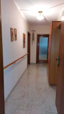 3,5-Zimmer Wohnung, ruhige Lage, gepflegt, Einbauküche. Tageslichtbad, Balkon, Garage