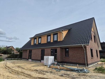 Moderne energieeffiziente Doppelhaushälfte mit Gartenanteil