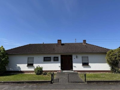 KONZ-NIEDERMENNIG - Bungalow - Einfamilienhaus mit Terrasse und 2 Garagen