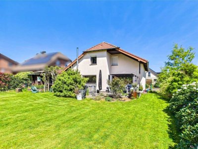 Solides, großzügiges Einfamilienhaus mit Vollkeller und 727 qm Grundstück in Sonnenlage