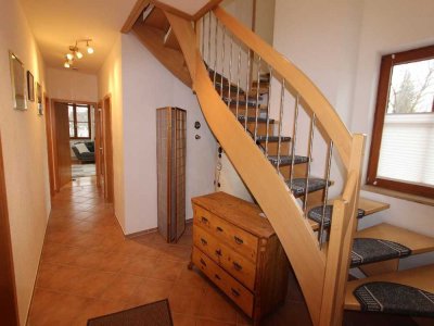 **Hochwertig ausgestattete 
3-Zi-Wohnung auf zwei Ebenen**
 **mit EBK, 3 Balkone & Ofen**