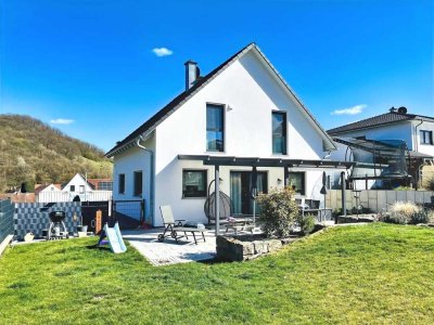HÖCHSTE ENERGIEEFFIZIENZ! Junges Haus in begehrter Ortsrandlage mit aufwändig gestaltetem Garten u