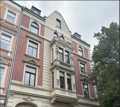 5-Zimmer-Altbauwohnung mit neuen Fenstern + Balkon