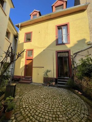 EINZIEHEN UND WOHLFÜHLEN -  UNIKATES HINTERHAUS-WOHNREFUGIUM IM HERZEN DER DURLACHER ALTSTADT…