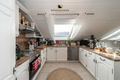 Sehr helle 3-Zimmer-DG-Wohnung mit Einbauküche & eigenem Gartenanteil & 2 Garagen in ruhiger Lage!