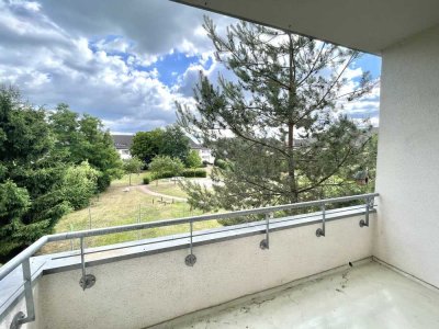 Große 3 Raum-Wohnung mit Kaminanschluss und Balkon