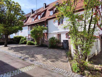 Teilsaniertes Mittel-Reihenhaus in historischem Fachwerkhaus mit € 20.000,- Renovierungszuschuss