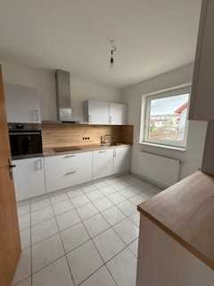 Schicke, 3-Zimmer-EG-Wohnung + neuer  Einbauküche, Balkon + Zugang zum Gartenanteil in Leeheim