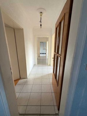-Zimmer-Wohnung mit Balkon und Einbauküche in Görgeshausen