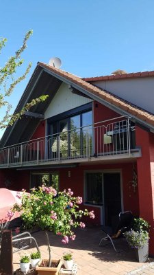 Attraktive und neuwertige 3-Zimmer-Dachgeschosswohnung mit geh. Innenausstattung mit Balkon und EBK