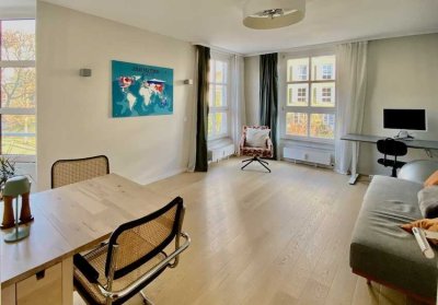 Lichtdurchflutete 2-Raum-Wohnung mit großem Glaserker, luxuriöser Innenausstattung in München Gern