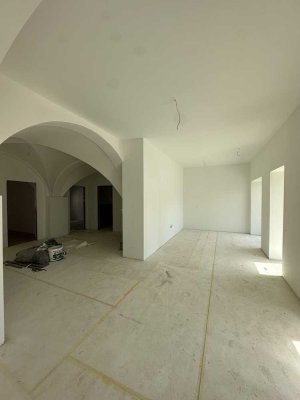 Kernsanierte Wohnung mit Gewölbedecken sowie Terrasse und Garten! + Garage, Stellplatz