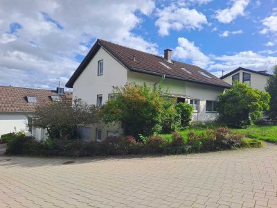 Freistehendes Einfamilienhaus mit Einliegerwohnung und zwei Garagen