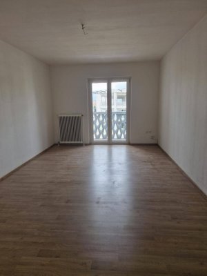 Komplett neu saniertes 1-Zimmer Raumwunder, 4. Liftstock, zentrumsnahe, neben FH und Krankenhaus, KFZ-Tiefgaragenparkplatz möglich