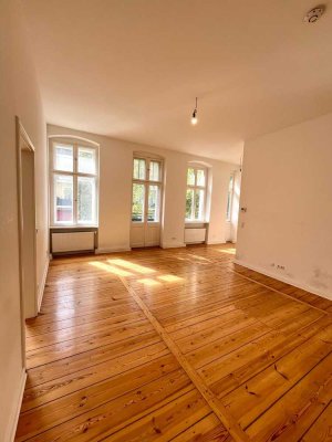 Helle und optimal geschnittene Altbauwohnung mit Balkon in gutem Zustand, Nähe Samariterkiez