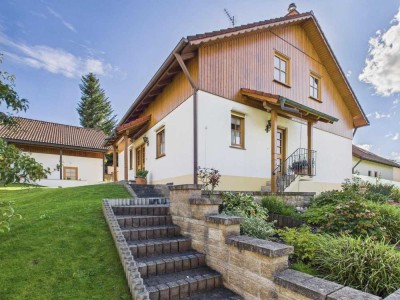 Viel Raum für Familie und Ideen – Einfamilienhaus mit Einliegerwohnung, Garten und Nebengebäude