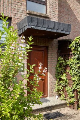 D-Nord: Eingerichtete 2-Zi-Wohnung. Wohnküche + EBK. Sonnenbalkon. Grün + ruhig in 2-Fam-Haus.