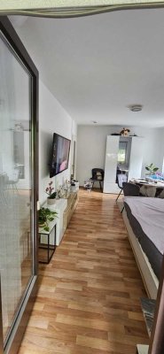 Geschmackvolle 1-Zimmer Wohnung mit gehobener Innenausstattung mit Balkon und EBK in München (Kreis)