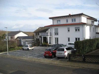 Barrierefrei wohnen - Neuwertige 2-Zimmer EG-Whg (77m²) mit Terrasse in Saulheim
