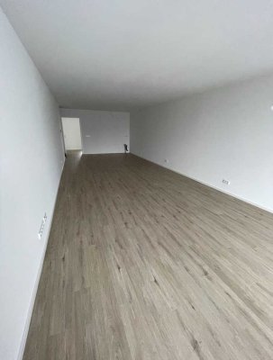 Neuwertige Wohnung mit drei Zimmern sowie Balkon und EBK in Bergisch Gladbach