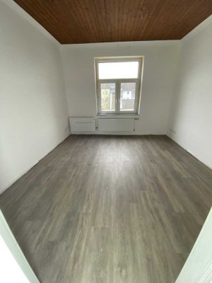 Modern Sanierte 4-Zimmer Wohnung in Altbau