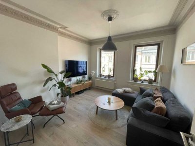 Kernsanierte charmante 2,5-Zimmer-Altbauwohnung mit Einbauküche in Eimsbüttel